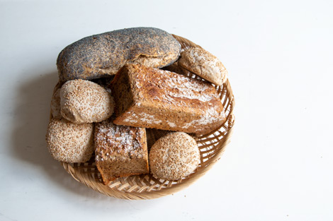 Korg med nybakat bröd i